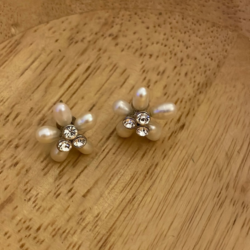 Coldwater Creek Faux Pearl And Diamond Earrings 8$